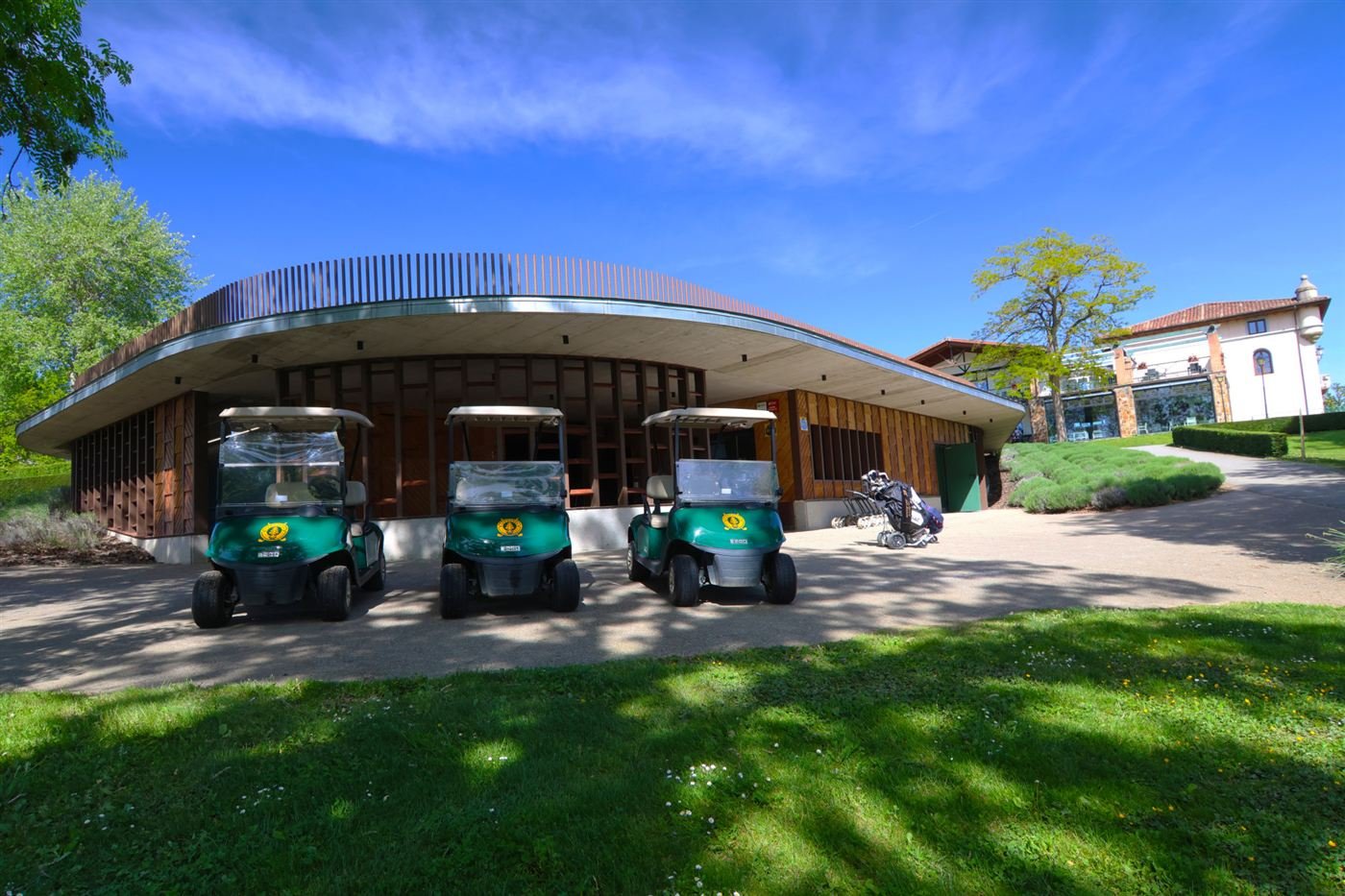 Instalaciones y buggies del Club de Golf Larrabea