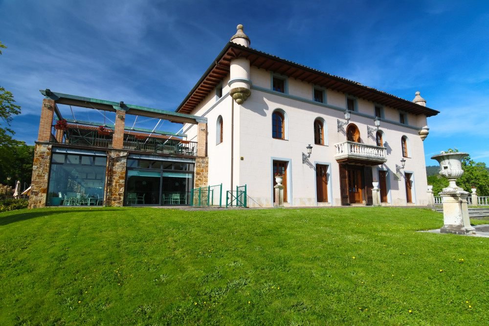 Edificio principal del Club de Golf Larrabea