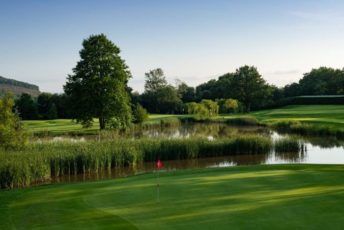 Green y lago del campo de golf de Larrabea